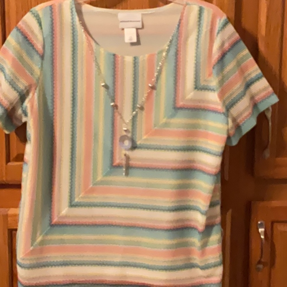 Like new Alfred Dunner size medium top with attached necklace